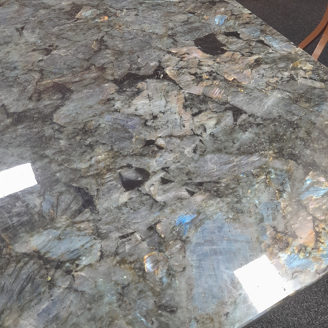 Labradoriet tafel | 140 × 84 cm | Madagaskar