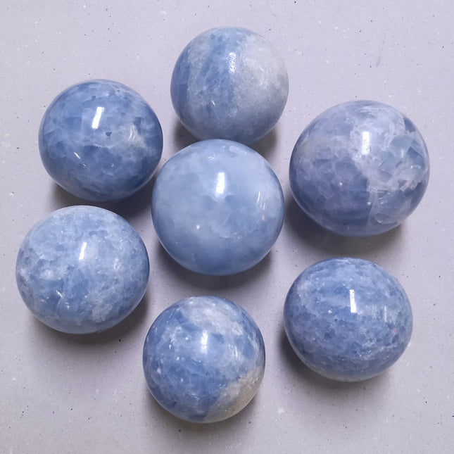 Blauwe calciet geslepen bollen per kilo