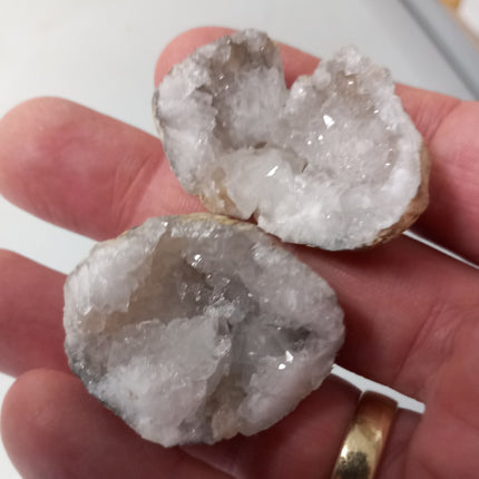 Kwartsgeodes 3 - 4 cm. per stuk(paartje)