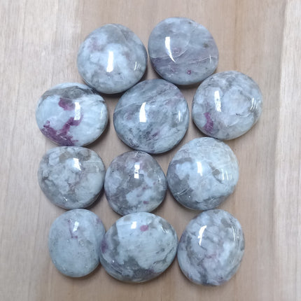 Rubelliet in kwarts handstenen per 500 gram