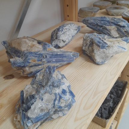Kyaniet blauw met bergkristal ruw AA | Brazilië | Per kilo