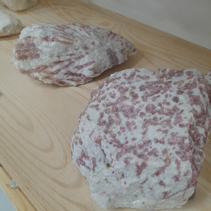 Rubelliet in Albiet ruw A/AA | Brazilië | ca. 1,5 kg per stuk