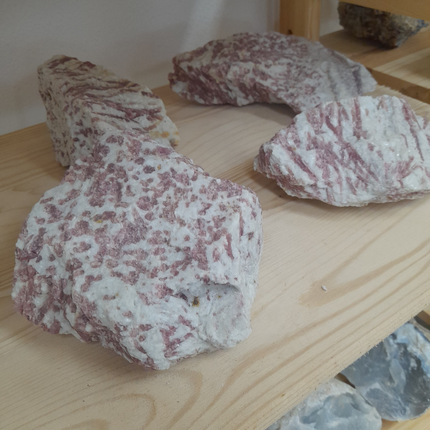 Rubelliet in Albiet ruw A/AA | Brazilië | ca. 1,5 kg per stuk