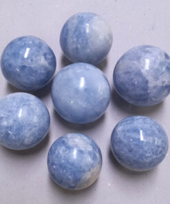 Blauwe calciet geslepen bollen per kilo