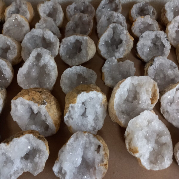 Kwartsgeodes 8 a 9 cm. per stuk