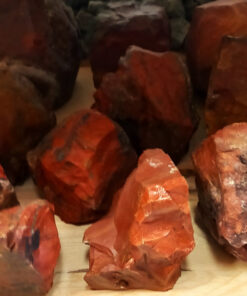 Rode jaspis ruw staand per kilo