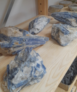 Kyaniet blauw met bergkristal ruw AA | Brazilië | Per kilo