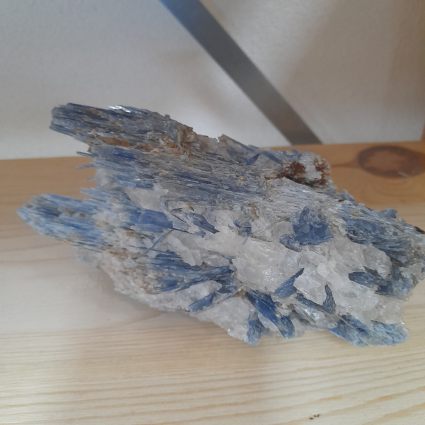 Alternative view of Kyaniet blauw met bergkristal ruw AA | Brazilië | Per kilo