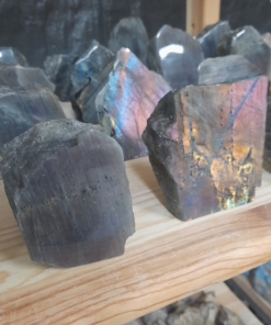 Labradoriet Paars Staand | 1 zijde gepolijst | Madagaskar